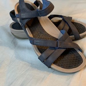 Bare trap’s sandas